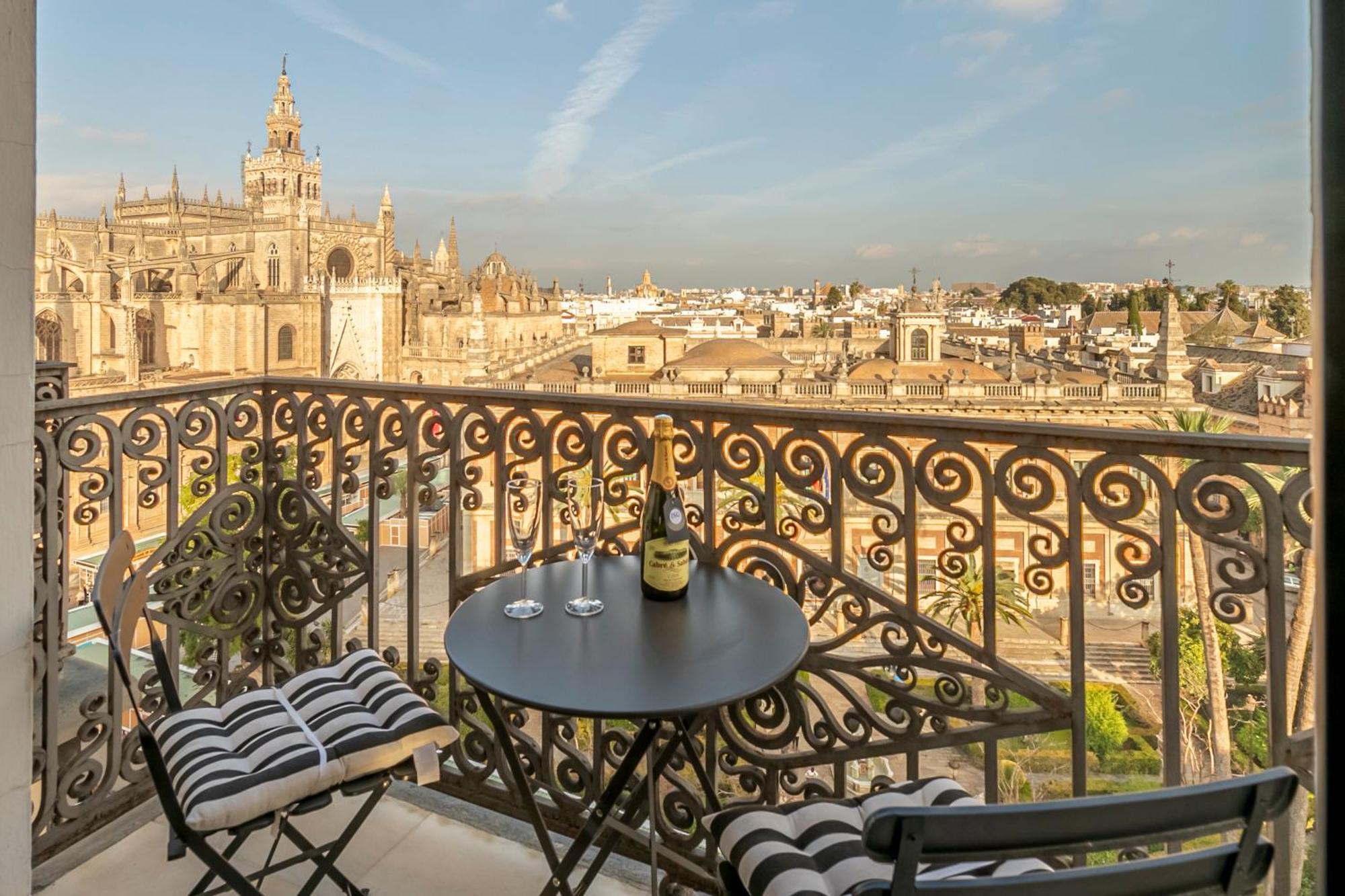 Isg Apartments The Most Exclusive Apartment In Sevillaparking Luaran gambar