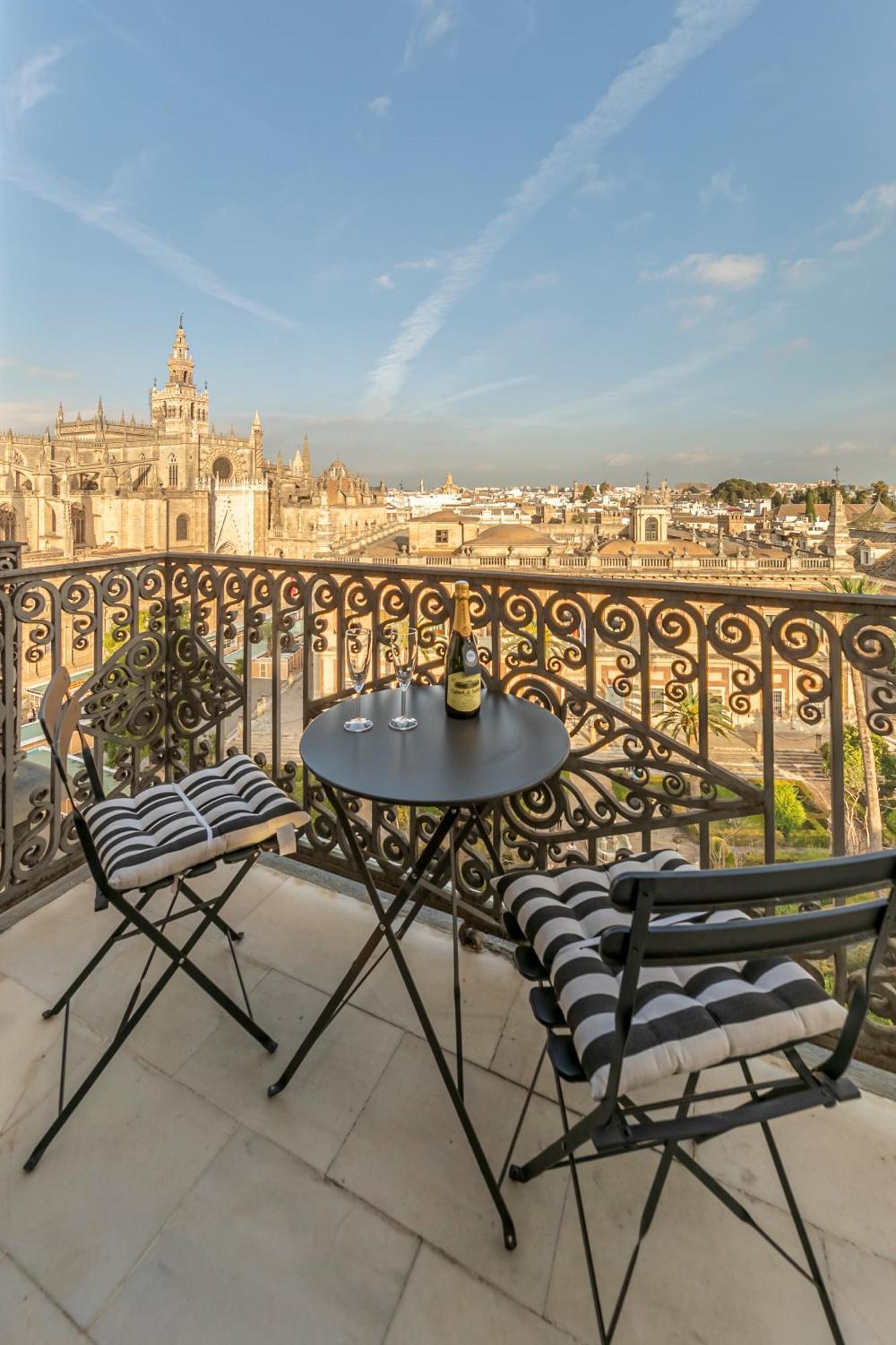 Isg Apartments The Most Exclusive Apartment In Sevillaparking Luaran gambar