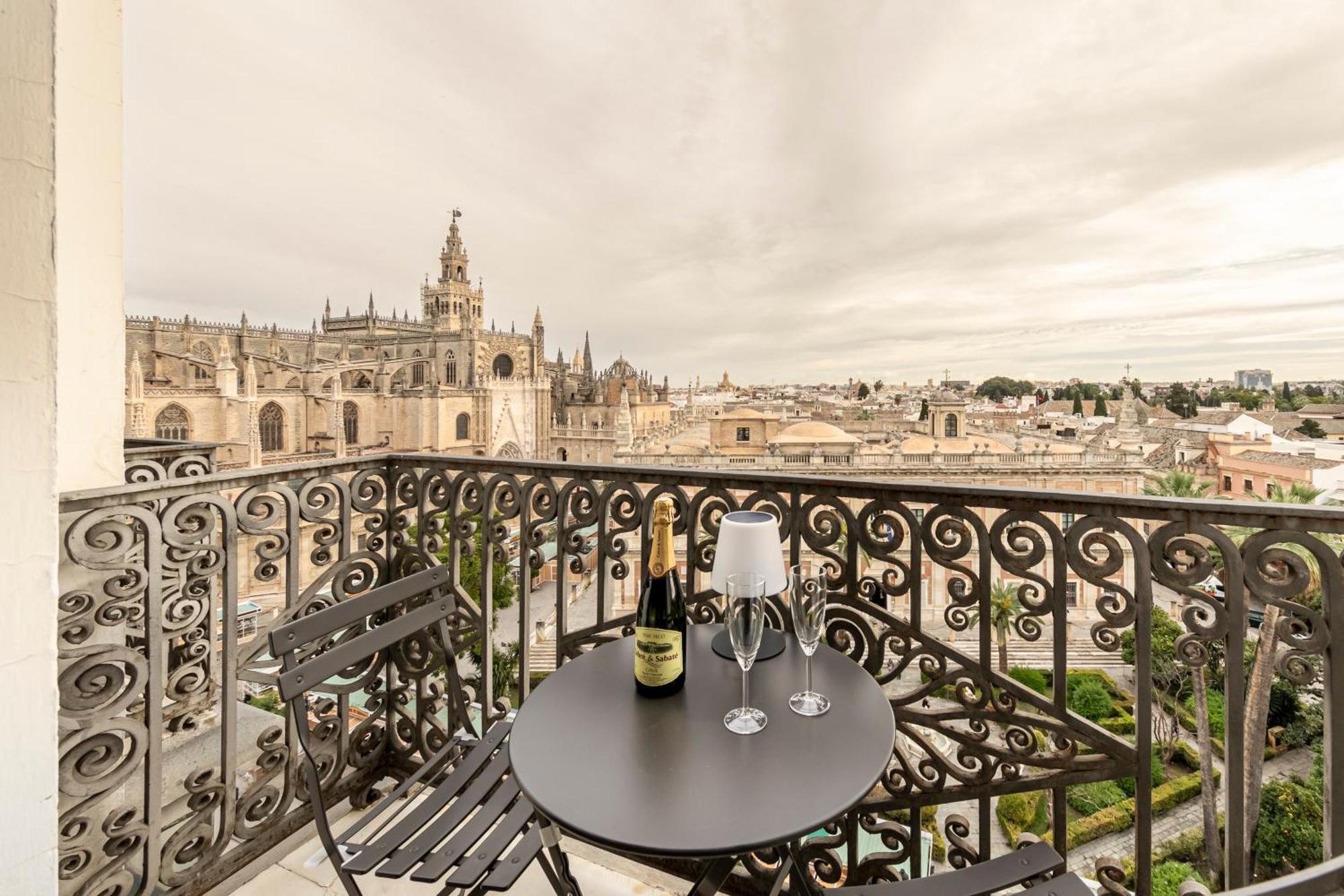 Isg Apartments The Most Exclusive Apartment In Sevillaparking Luaran gambar