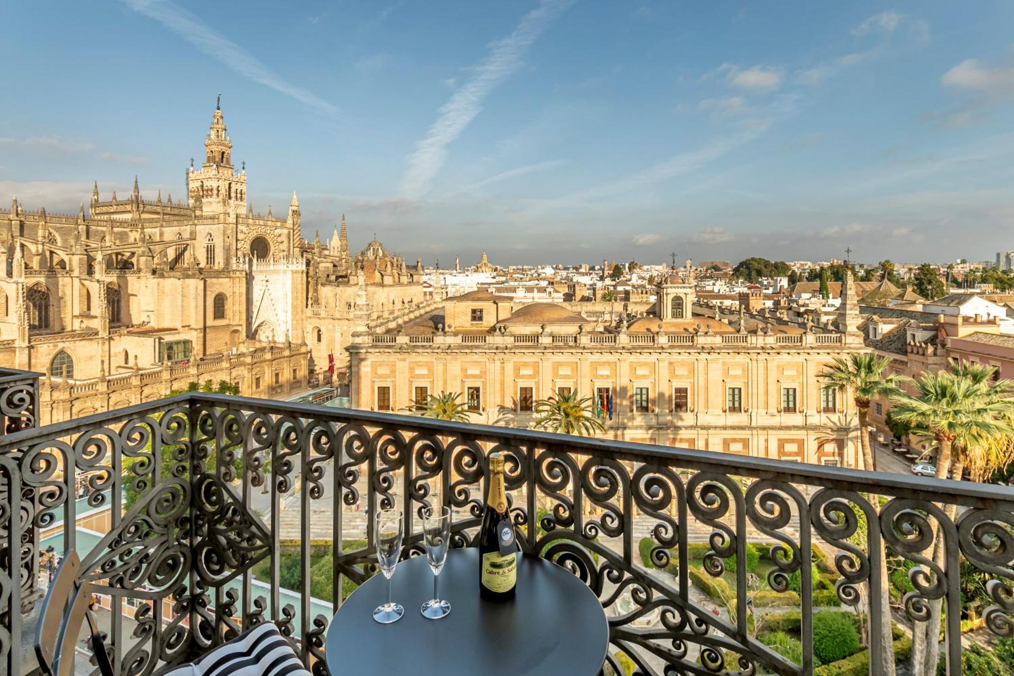 Isg Apartments The Most Exclusive Apartment In Sevillaparking Luaran gambar