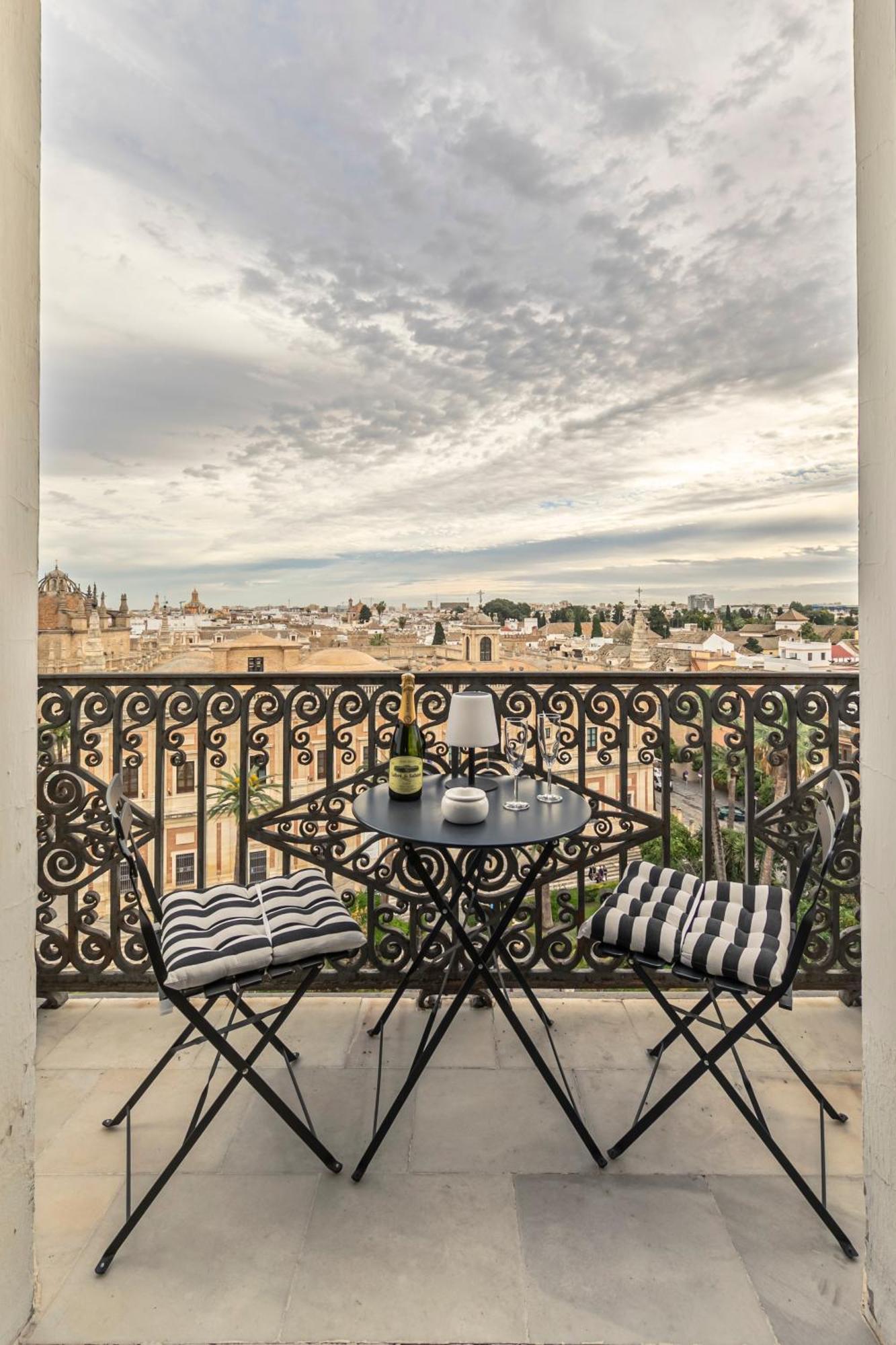 Isg Apartments The Most Exclusive Apartment In Sevillaparking Luaran gambar